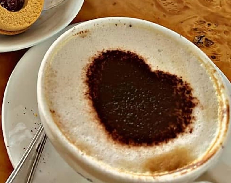 Cappuccino caldo servito al bar Il Signorino