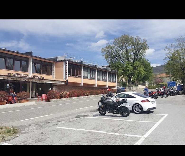 Moto parcheggiate davanti al bar Il Signorino in una giornata estiva
