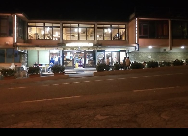 Esterno del bar Il Signorino di sera, con i tavolini illuminati